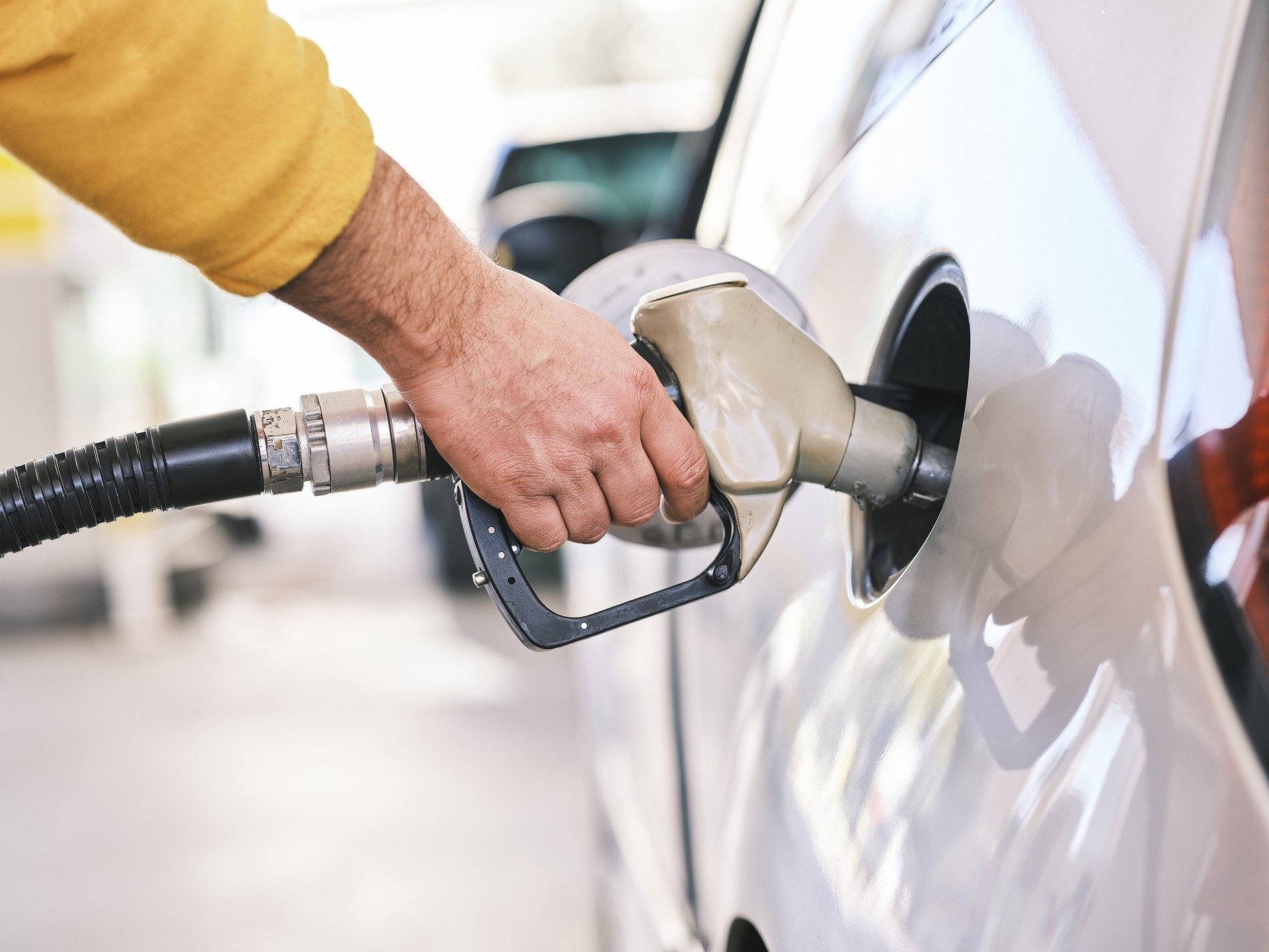 El Ejecutivo bonificará la gasolina con ayudas de 20 céntimos por litro a todos los consumidores