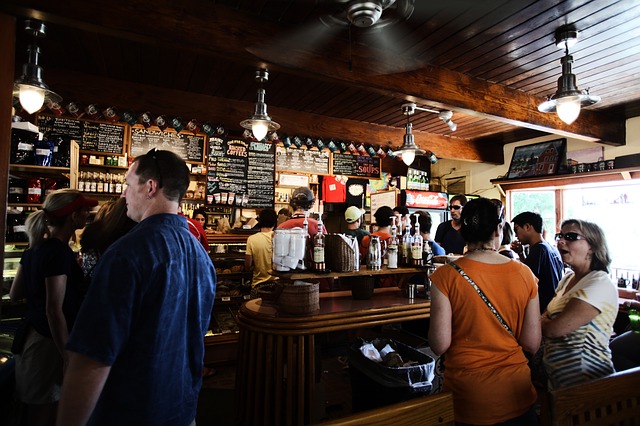 Consumo advierte que es ilegal que los bares y restaurantes cobren una cantidad extra en concepto de cubierto o servicio