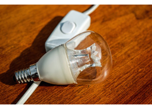 Si trabajas en casa puedes desgravar el consumo eléctrico
