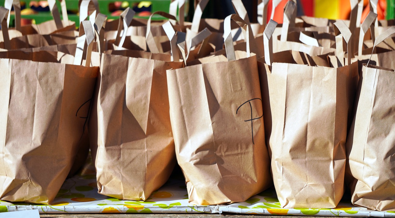 Nueve de cada diez consumidores guardan las bolsas de papel para reutilizarlas dos o tres veces de media